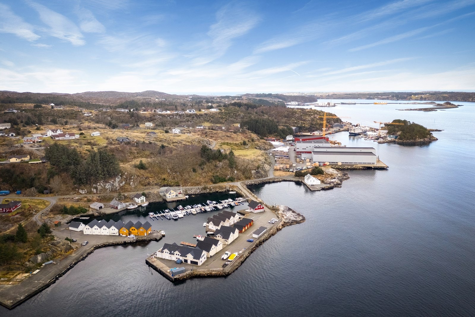 Ca. 5 min kjøring til Bekkjarvik med godt utvalg av butikker, vinmonopol m.m. Galleribilde