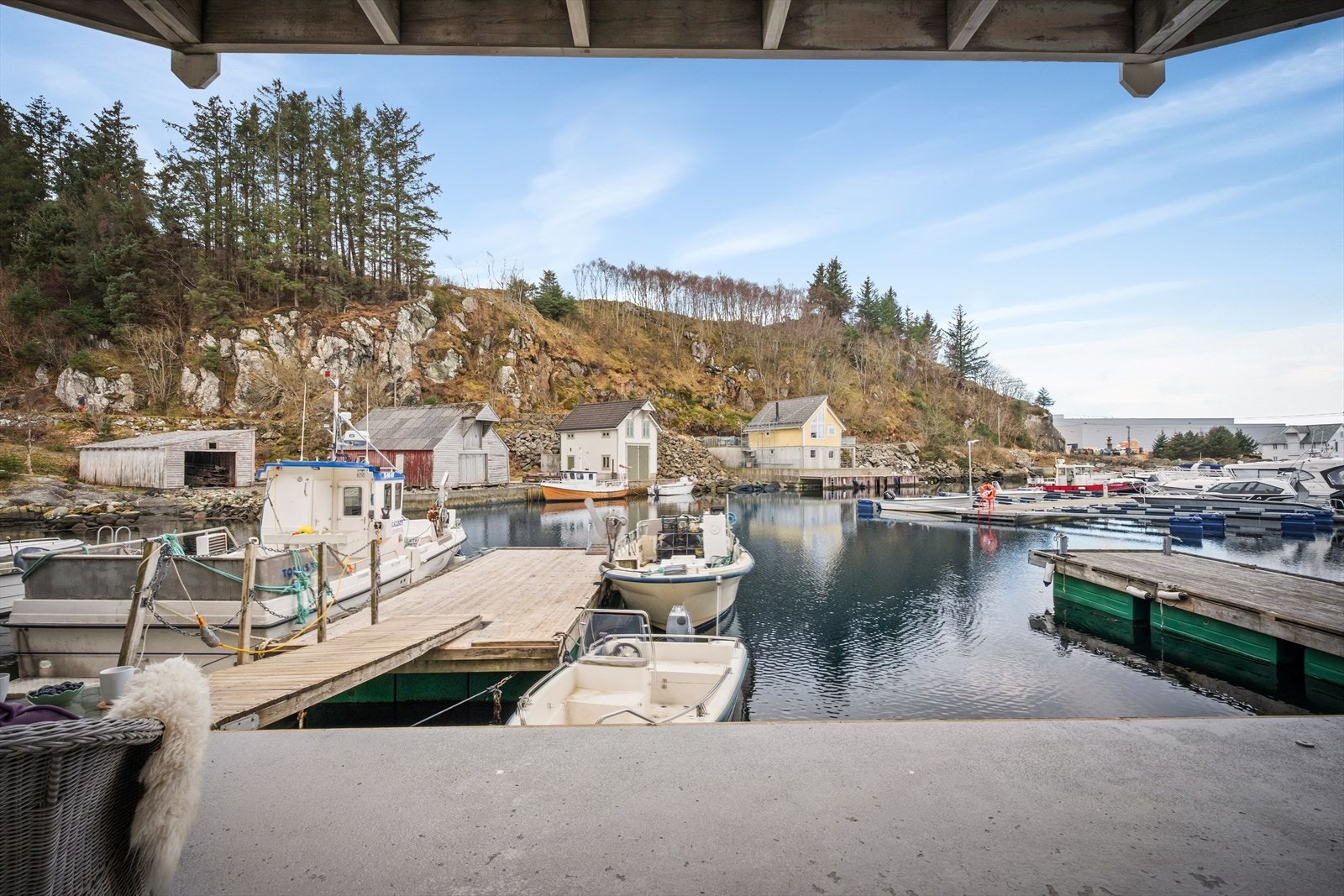 Halvparten av flytebryggen følger med handelen. Vi finner ikke dokumentasjon på denne eller kai-anlegget. Galleribilde