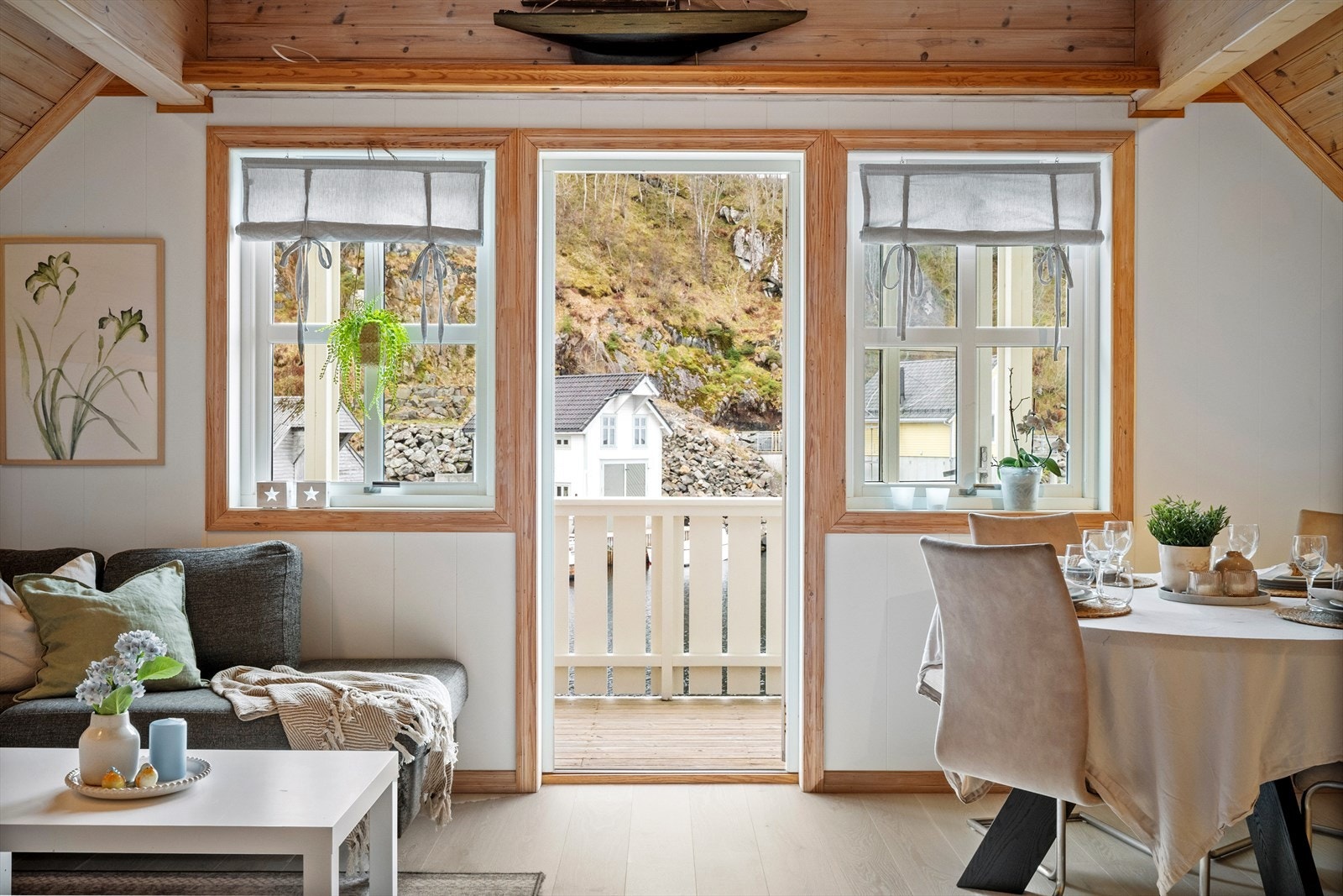 Fra stuen er det utgang til solrik altan. Galleribilde