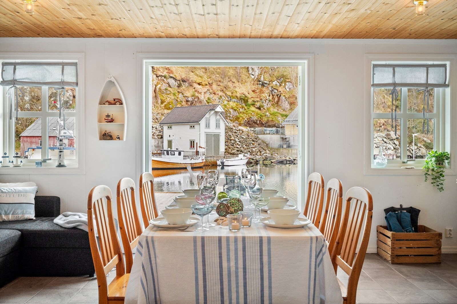 Delen av rorbuen som er godkjent som naust er i dag innredet til et praktisk ekstra-stue. Galleribilde