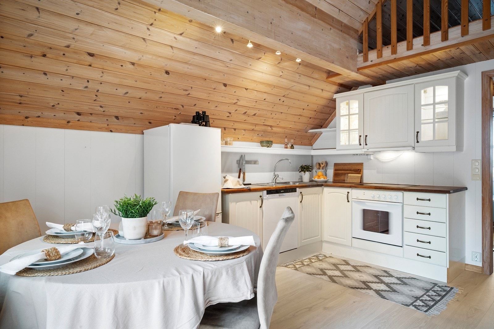 Hvitevarer som står på kjøkken medfølger med unntak av løse småapparater. Galleribilde