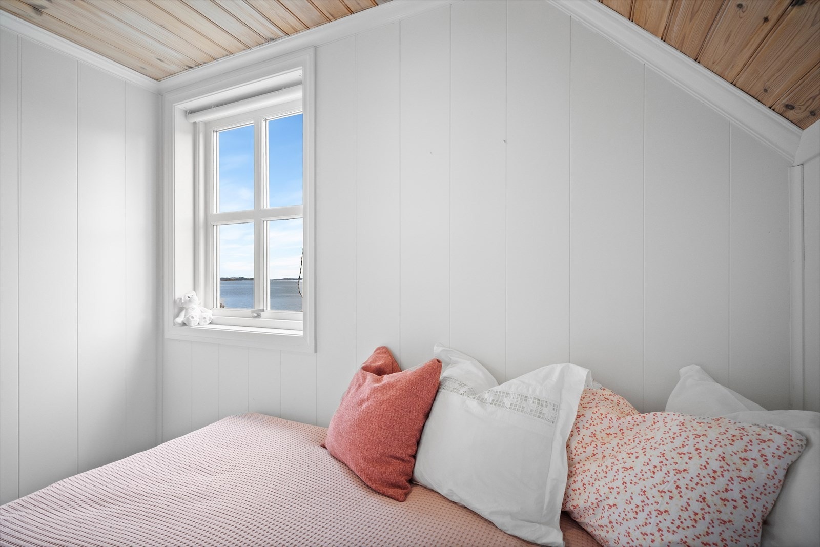 Her er det god plass til soveromsinnredning og oppbevaring. Galleribilde