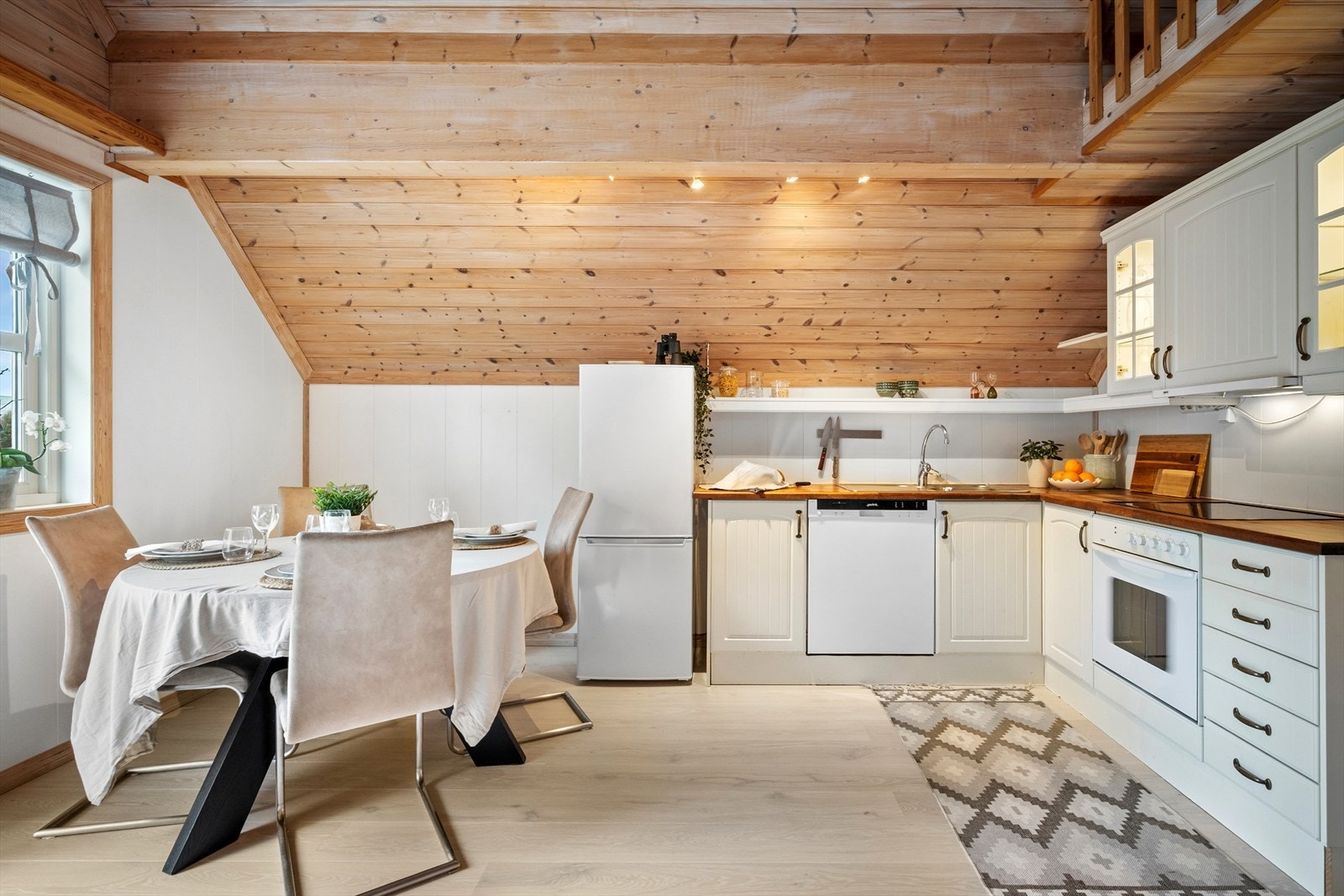 God størrelse på kjøkkenet med hvite profilerte fronter og heltre benkeplate. Galleribilde