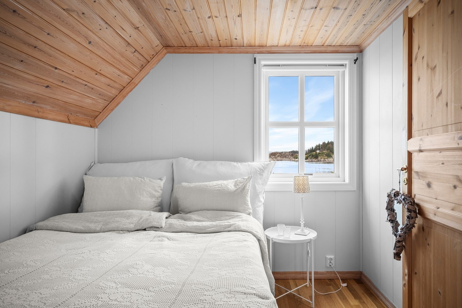 Soverom med god plass til dobbelseng. Galleribilde