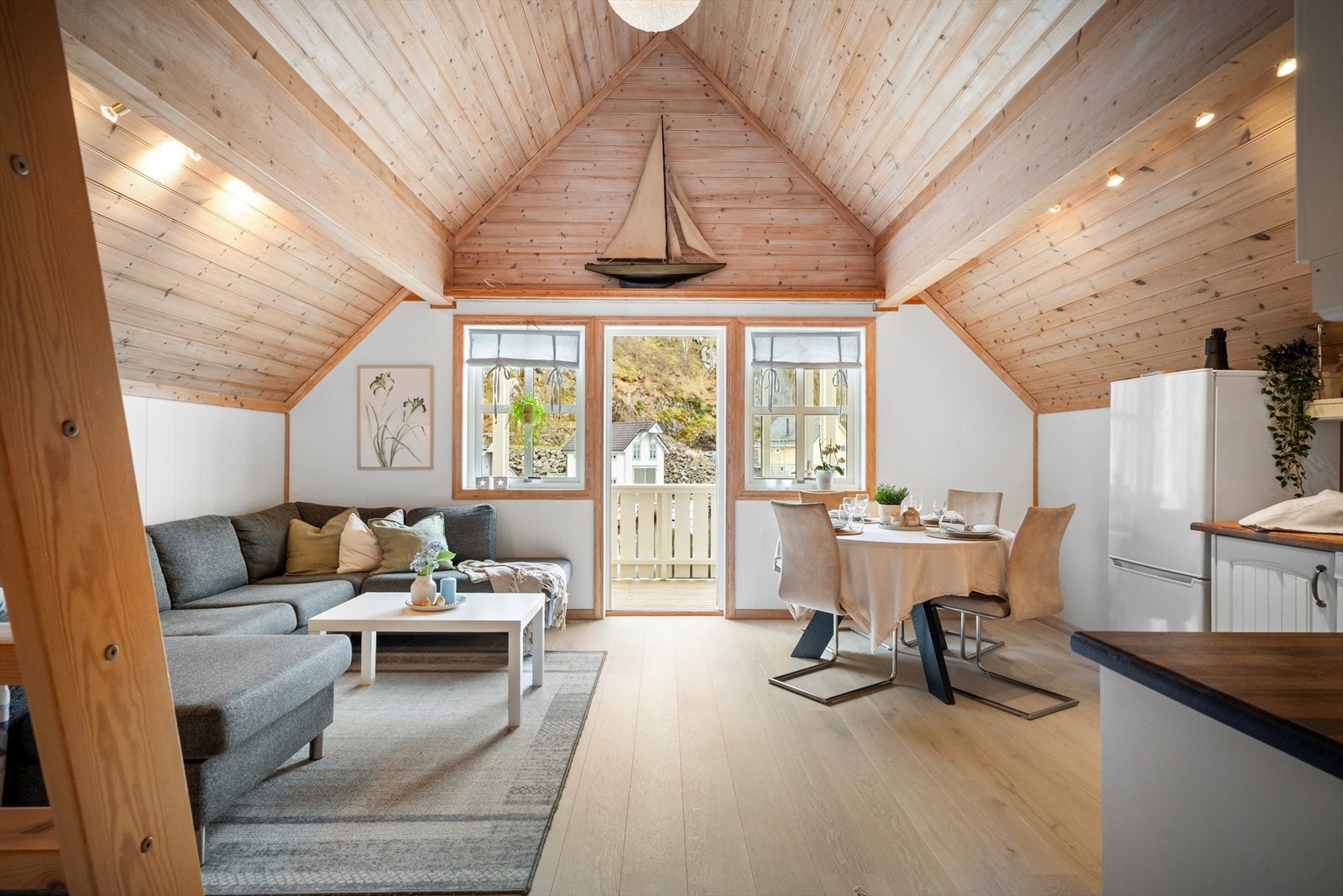 Kjøkkenet og stuen har åpen løsning som gir rorbuen mer arealeffektiv. Galleribilde