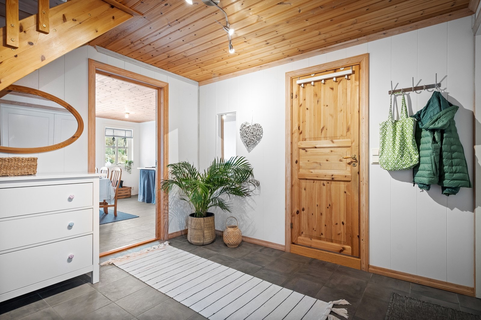 Her er det fliser på gulv og panel på vegger. Galleribilde