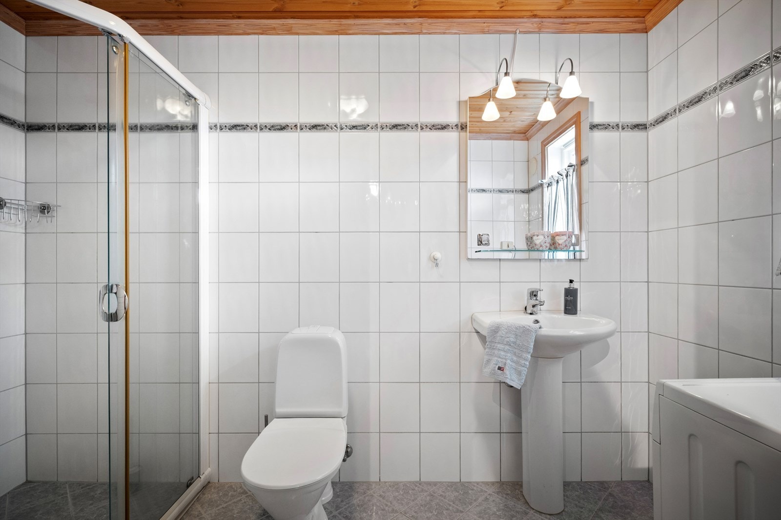 Helfliset bad/vaskerom i 1. etasje med varmekabler i gulv. Galleribilde