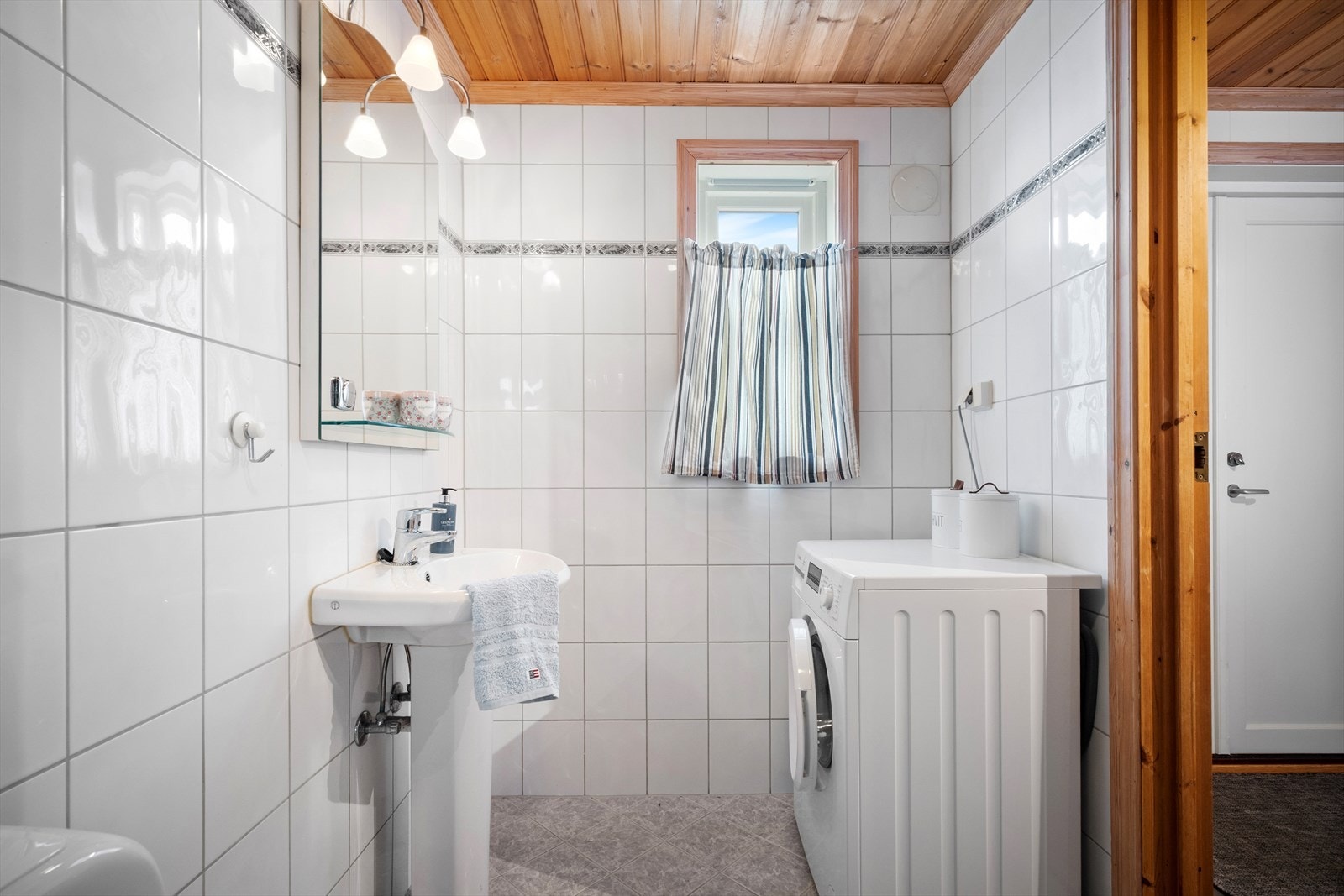 Bad/vaskerom er fra byggeår. Galleribilde