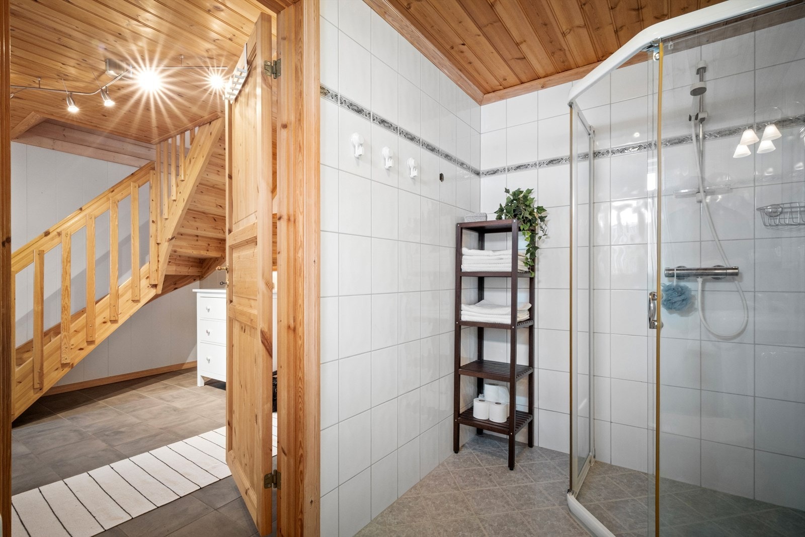 Badet er innredet med dusj, wc, servant og opplegg for vaskemaskin. Galleribilde