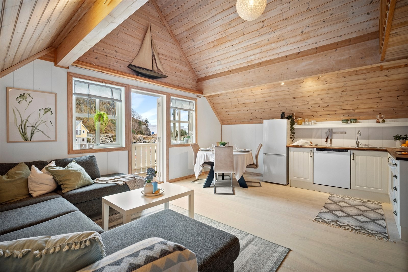 I stuen er det god takhøyde og store vindusoverflater som gir et godt naturlig lysinnslipp. Galleribilde