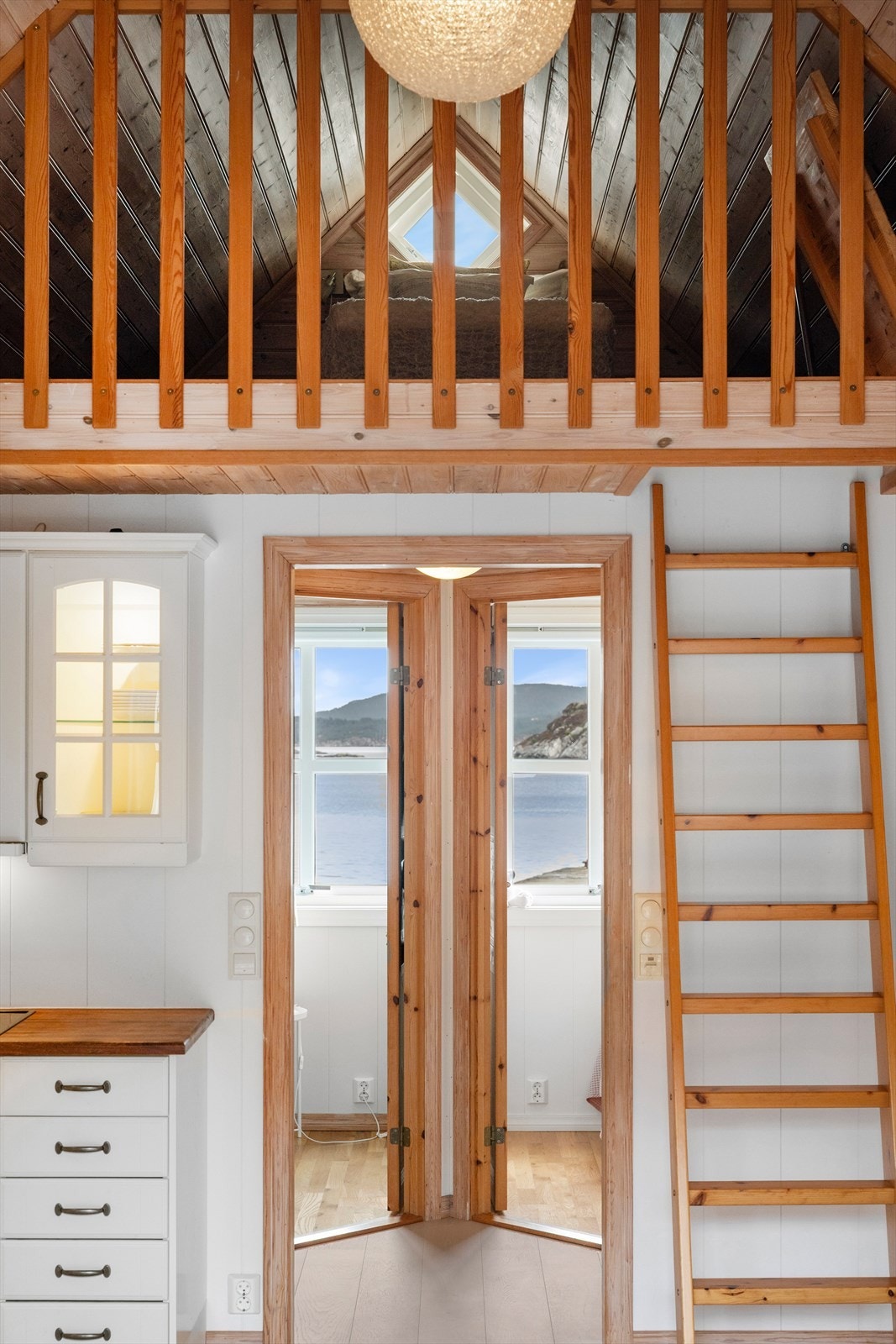 Trapp opp til hems. Galleribilde