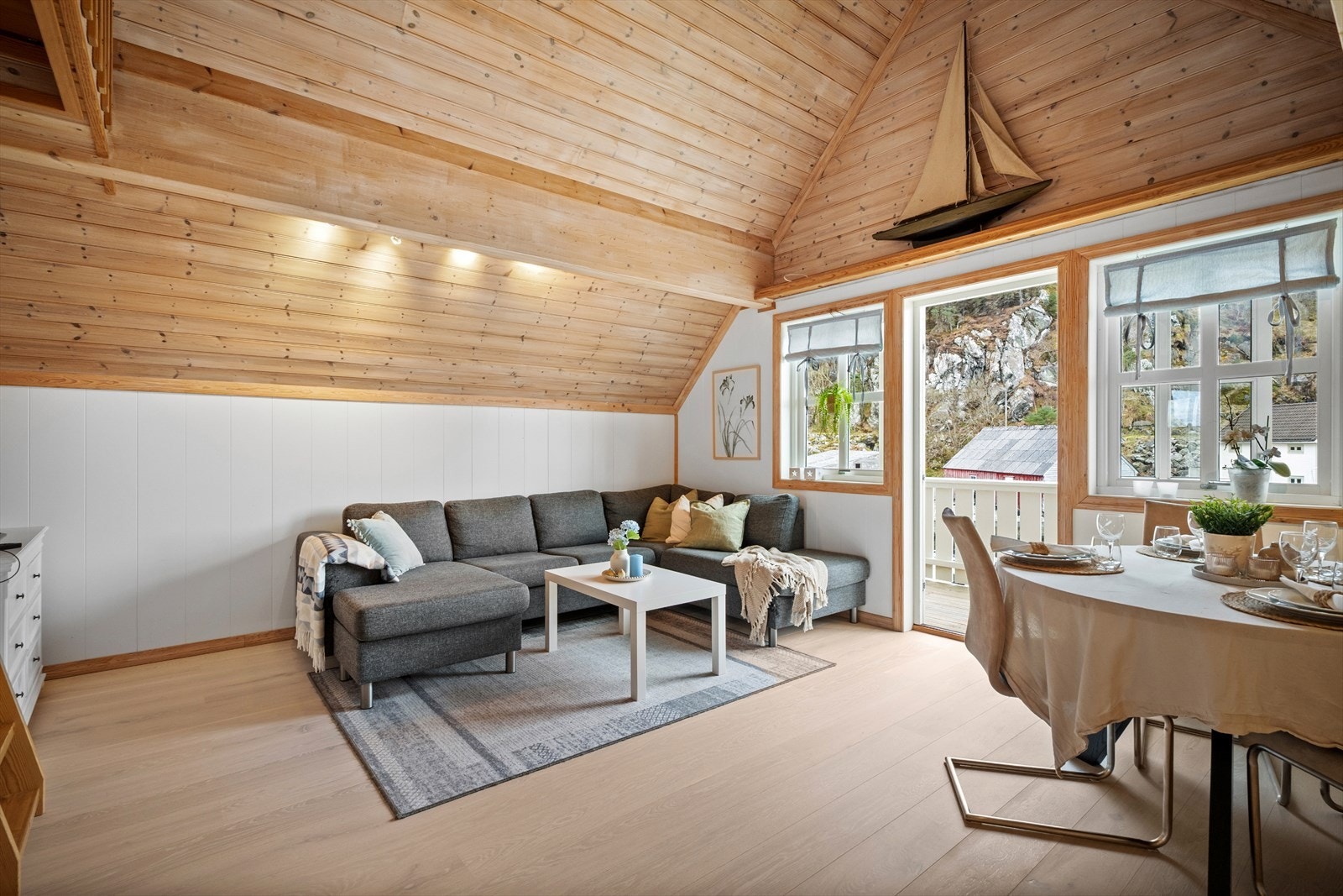 Her er det god plass til både sofagruppe og spisegruppe. Galleribilde