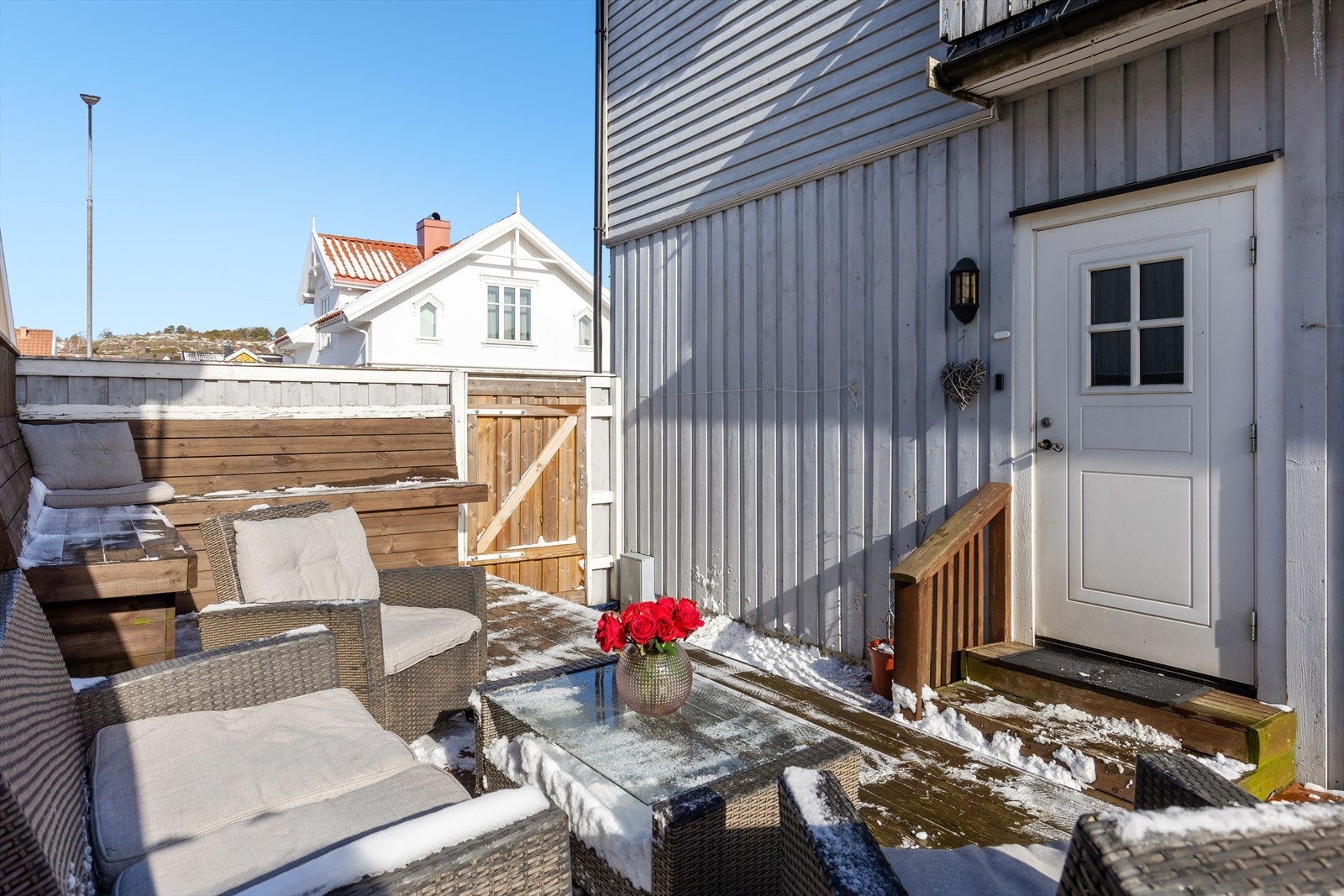 I bakgården er det laget platting med plass for sittegruppe, grill etc. Galleribilde