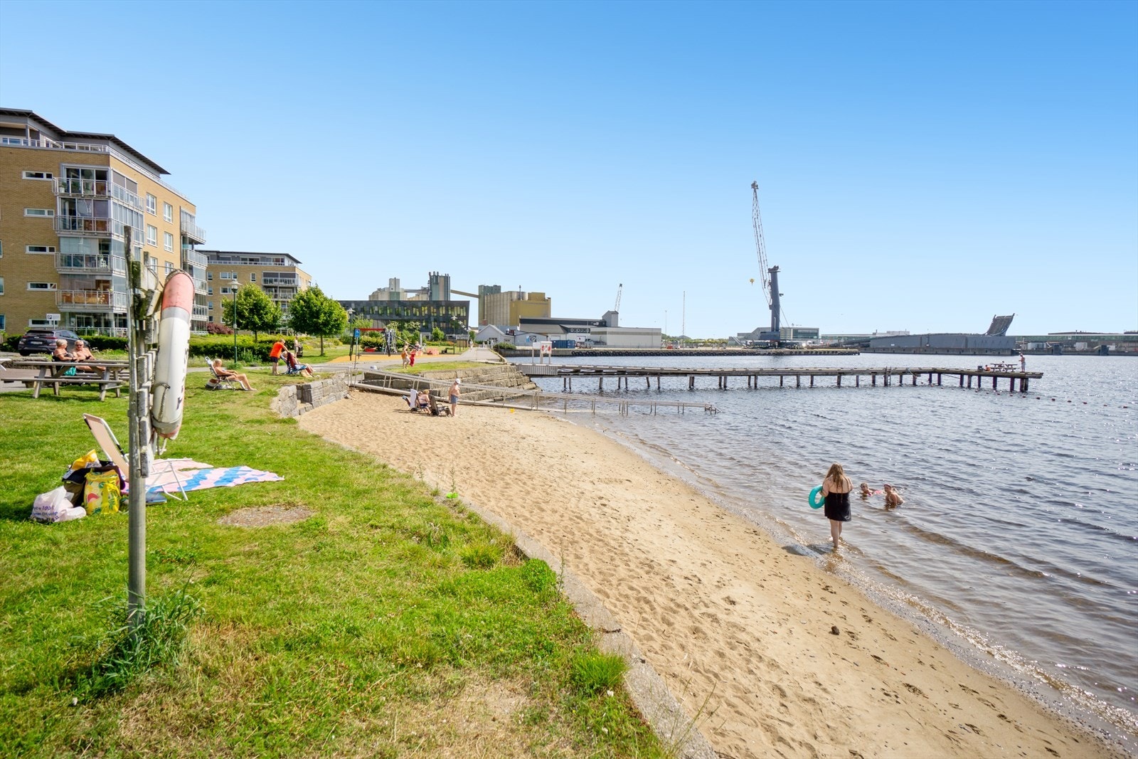 Kun 200 m fra tomannsboligen finner du Mariusbrygge. Her kan du nyte bading og soling på solfylte dager, kun gåavstand fra eiendommen. Galleribilde