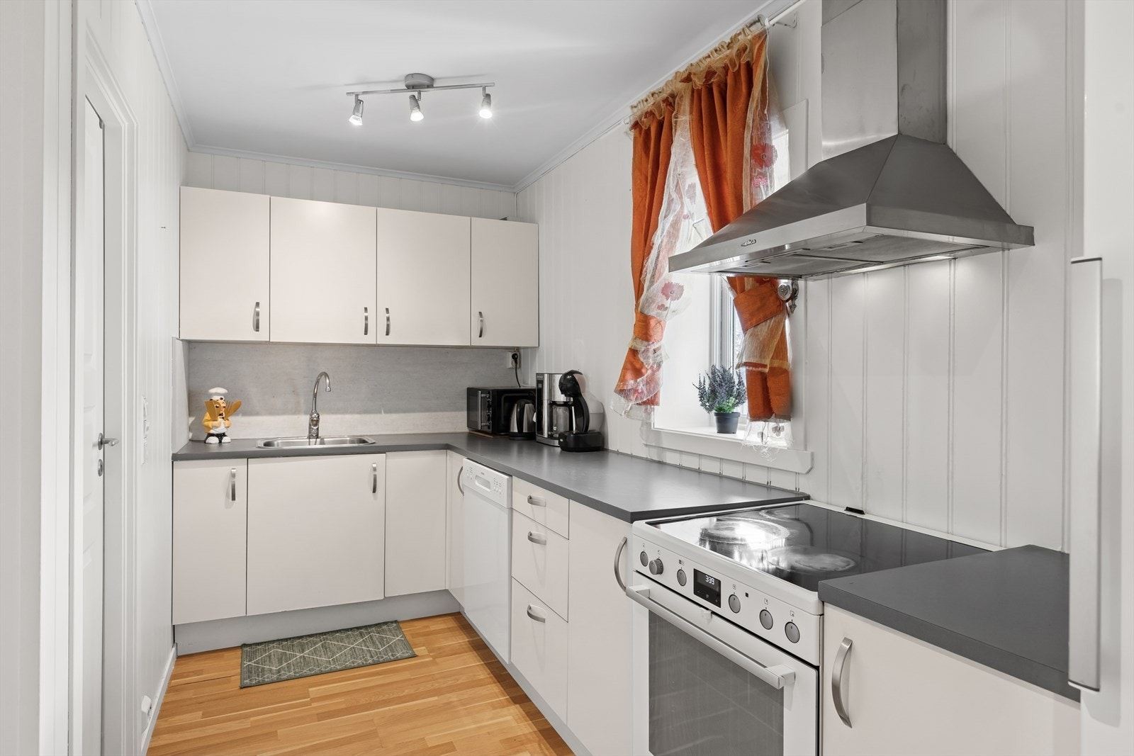 Enkel kjøkkeninnredning, hvitevarer medfølger. Galleribilde