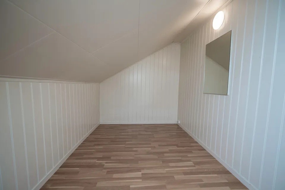 Dette rommet brukes i dag som soverom. Merk! Rommet er ikke godkjent som soverom da det ikke er ekstra røningsvei/vindu. Rommet er malt i en lys blåfarge etter at bildet ble tatt. Galleribilde