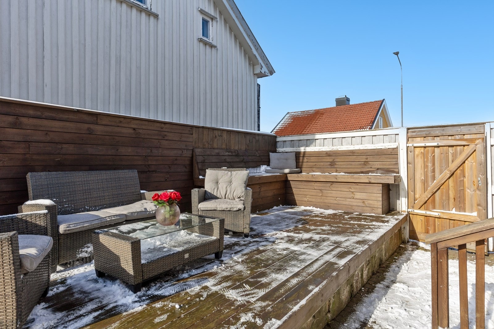 Terrasen ligger i lukket bakgård hvor det også er gode muligheter for oppbevaring av sykler etc. Galleribilde