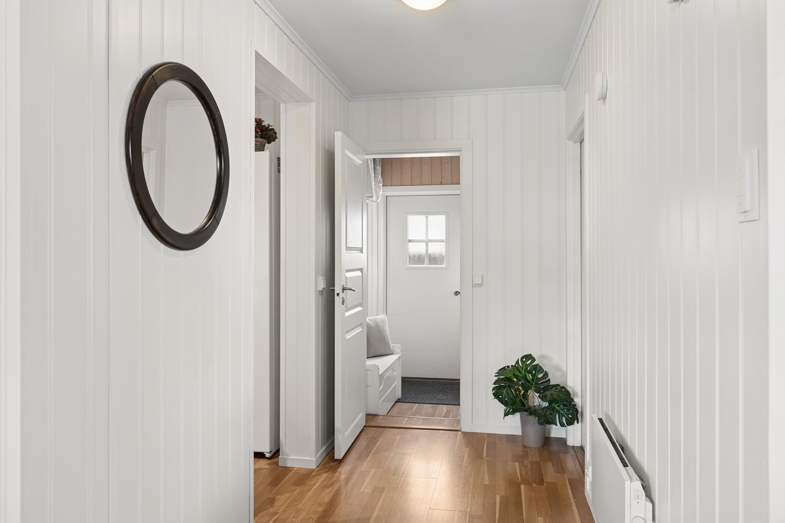 Velkommen inn! Leiligheten i 1. etasje har entré og romslig gang med gode muligeter for å henge av seg yttertøy. Galleribilde