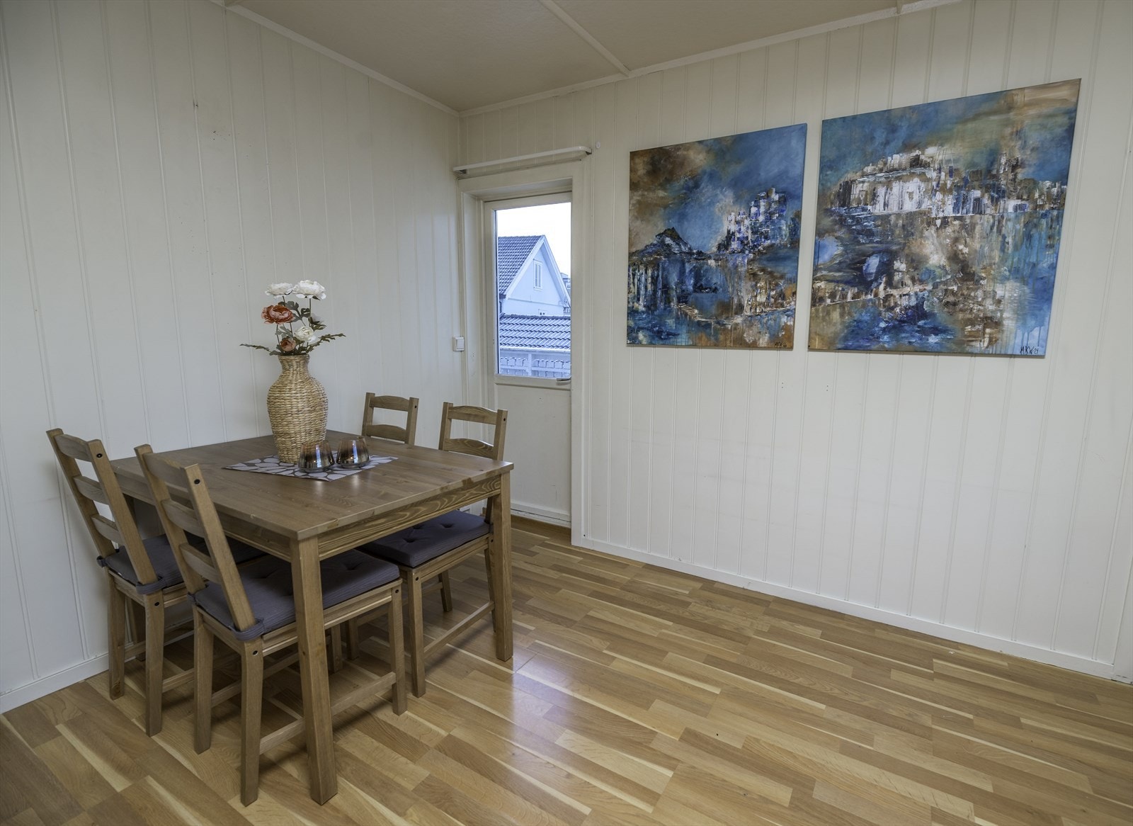 Spisestue. Merk: stua er malt i en lys blåfarge og taket er senket med innlagte spotter etter at bildet ble tatt. Galleribilde