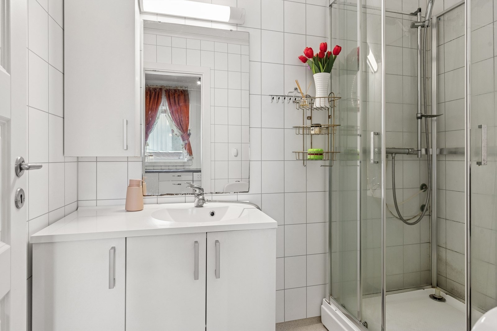 Badet inneholder det du trenger - dusjkabinett, toalett og en klassisk innredning med vask. Galleribilde