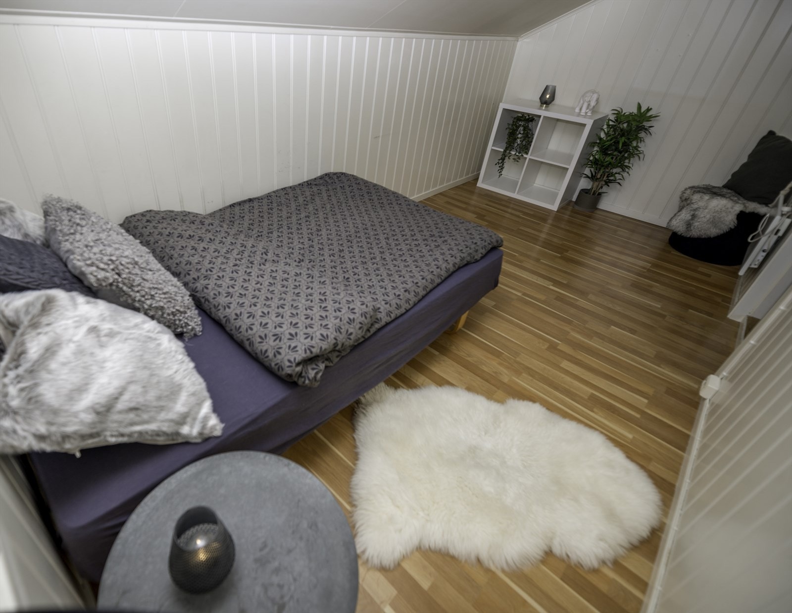 Soverommet har plass til en dobbel seng om ønskelig, samt plass for oppbevaring i kommode eller skap. Galleribilde