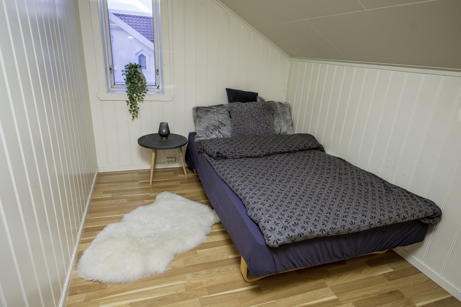 Soverommet i leiligheten i 2. etg. Merk: rommet er malt i en lys blåfarge etter at bildet ble tatt. Galleribilde