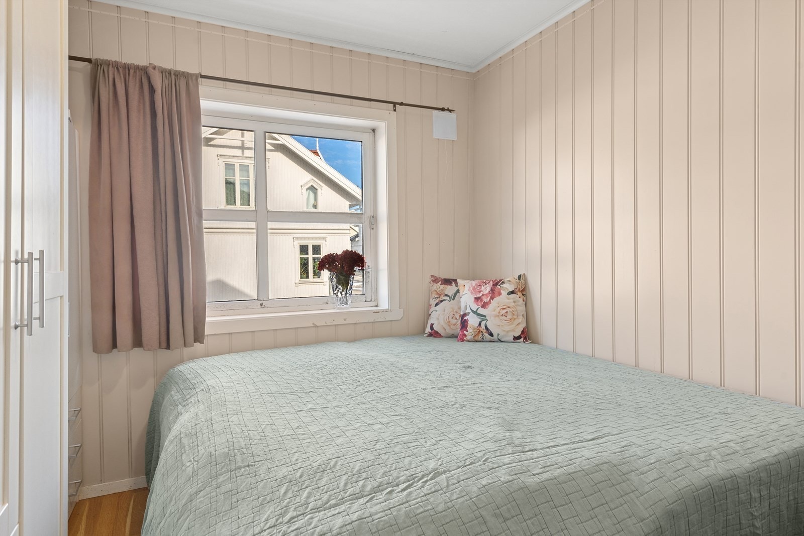 På hovedsoverommet er plass til en dobbel seng, i tillegg til garderobeskap. Galleribilde