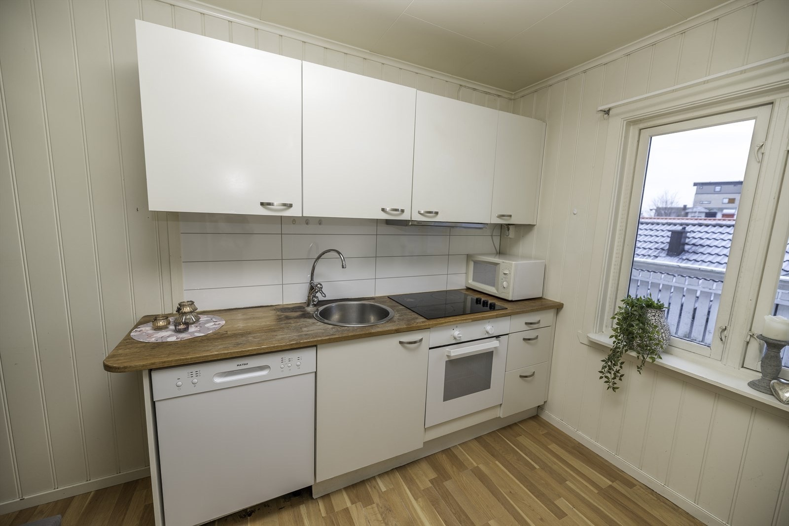 Kjøkken. Benkeplaten og skapfronter er byttet siden bildet ble tatt. Galleribilde