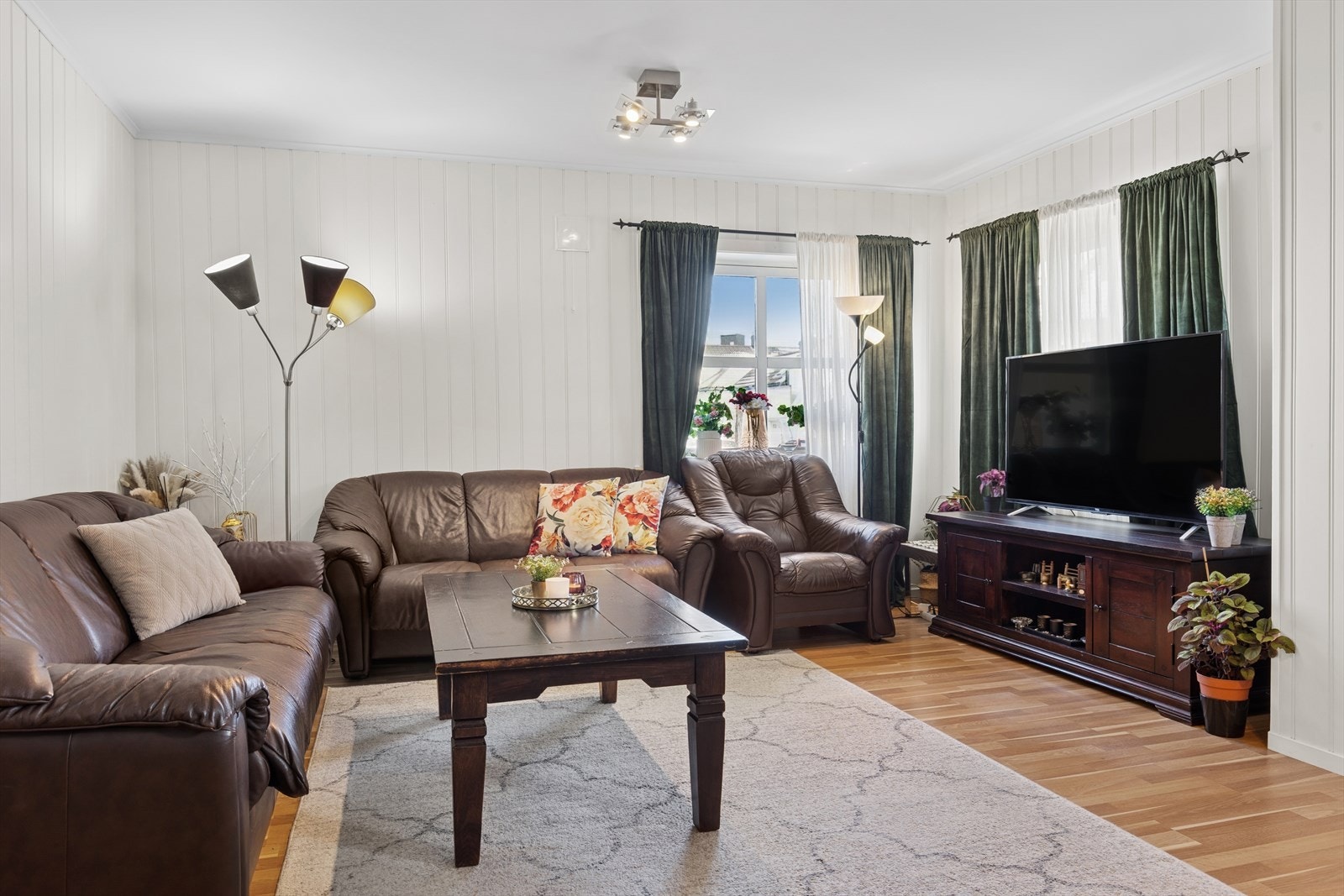 Stue malt i lyse, nøytrale farger. Galleribilde