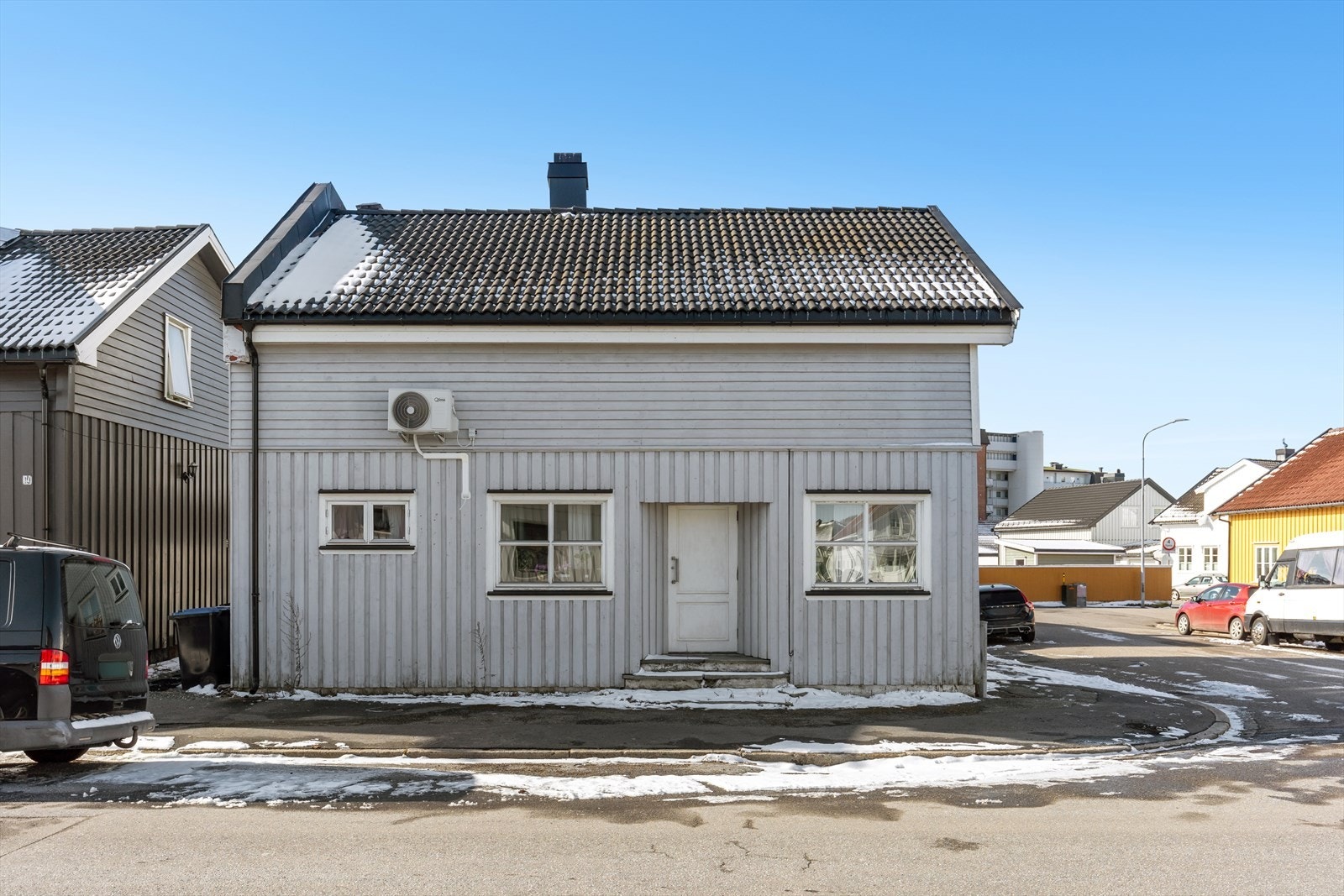 Fasade mot Tordenskjolds gate. Det er gateparkering i området etter gjeldende regler. Det er installert ny varmepumpe for leiligheten i 1. etg. (2024). Galleribilde