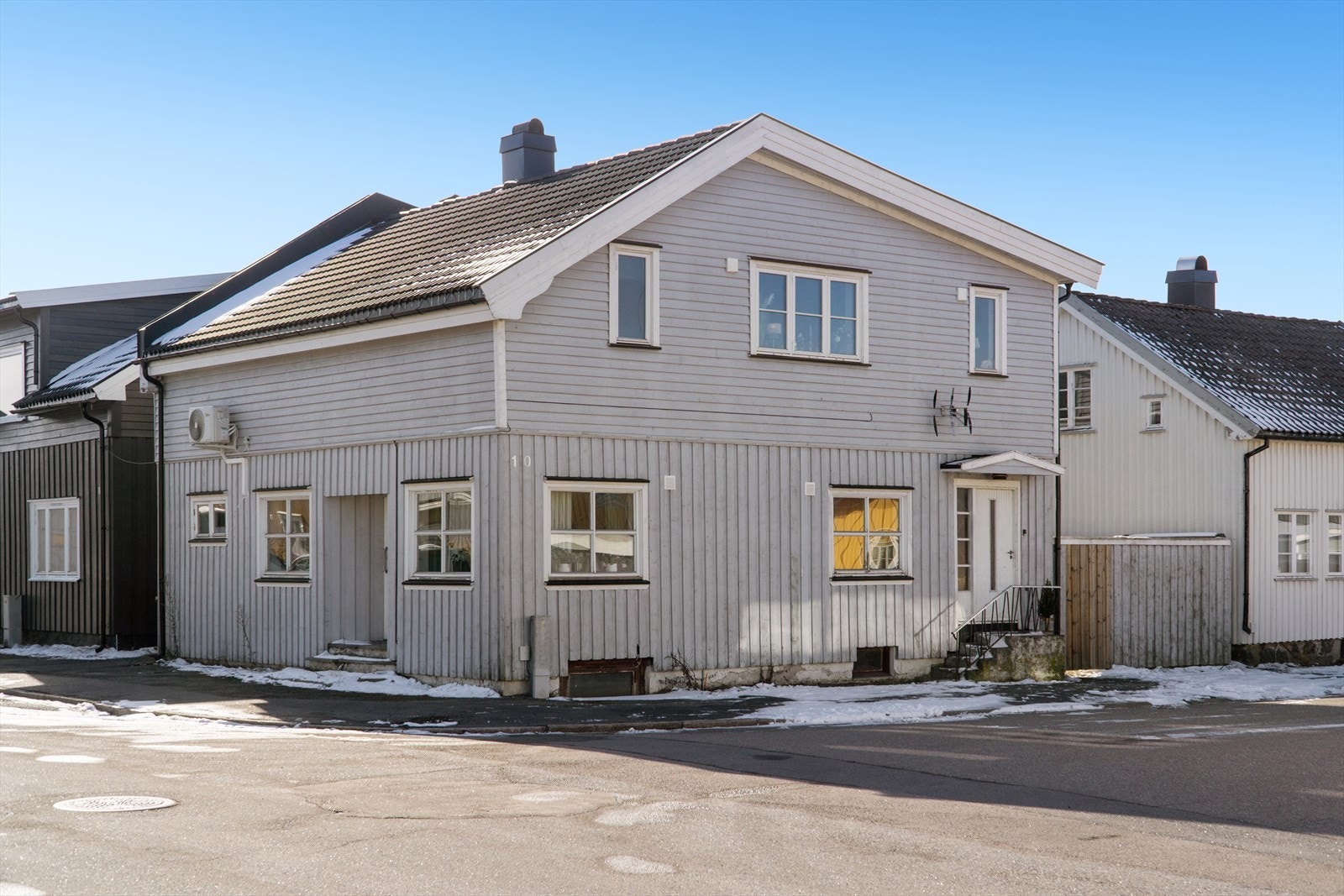 Eiendommen ligger svært sentralt med gangavstand til Larvik Stasjon (13min), matbutikker (3 min), bussholdeplass (3min) mm. Galleribilde