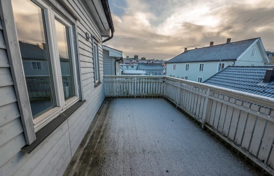 Balkong tilknytet leiligheten i 2. etg. Den er vestvendt og har utgang fra stua. Fine solforhold på balkongen. Galleribilde