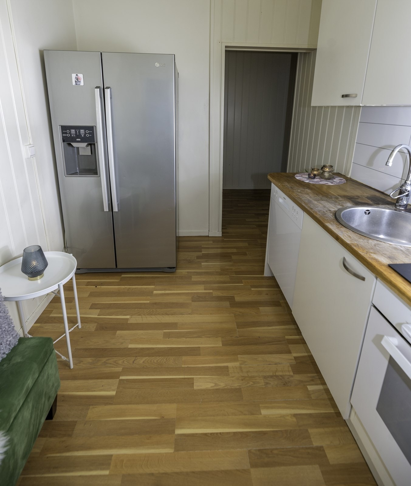 Kjøkken. Benkeplaten og skapfronter er byttet siden bildet ble tatt, og veggene er malt i en lys grå farge. Galleribilde