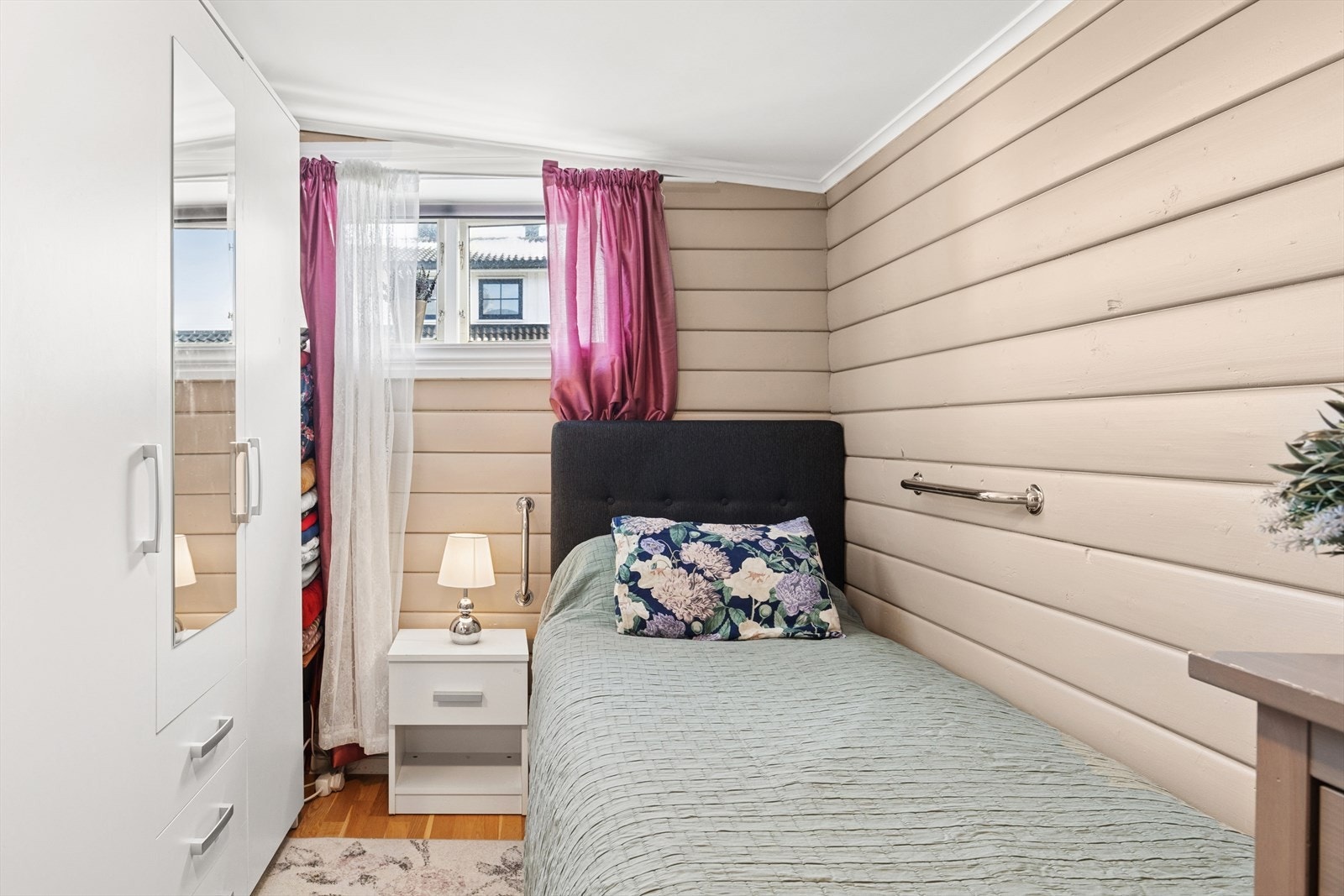 Soverom 2 har plass til en enkelt seng, i tillegg til garderobe for klesoppbevaring. Galleribilde