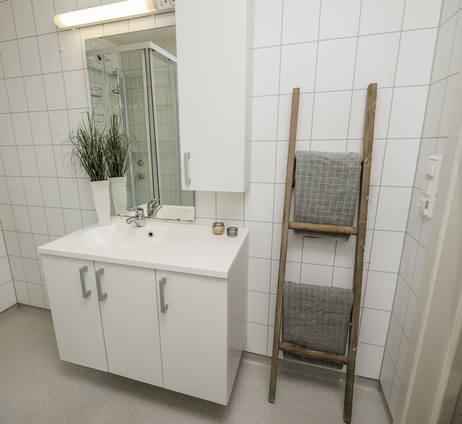 Det er opplegg for vaskemaskin på avsatt plass like på utsiden av baderommet. Galleribilde