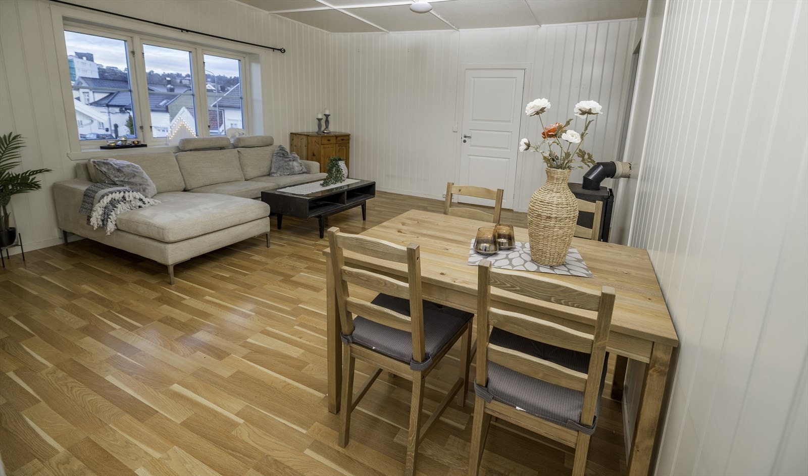 Det er ulike muligheter for møbelereing i stua. Merk: stua er malt i en lys blåfarge og taket er senket med innlagte spotter etter at bildet ble tatt. Galleribilde