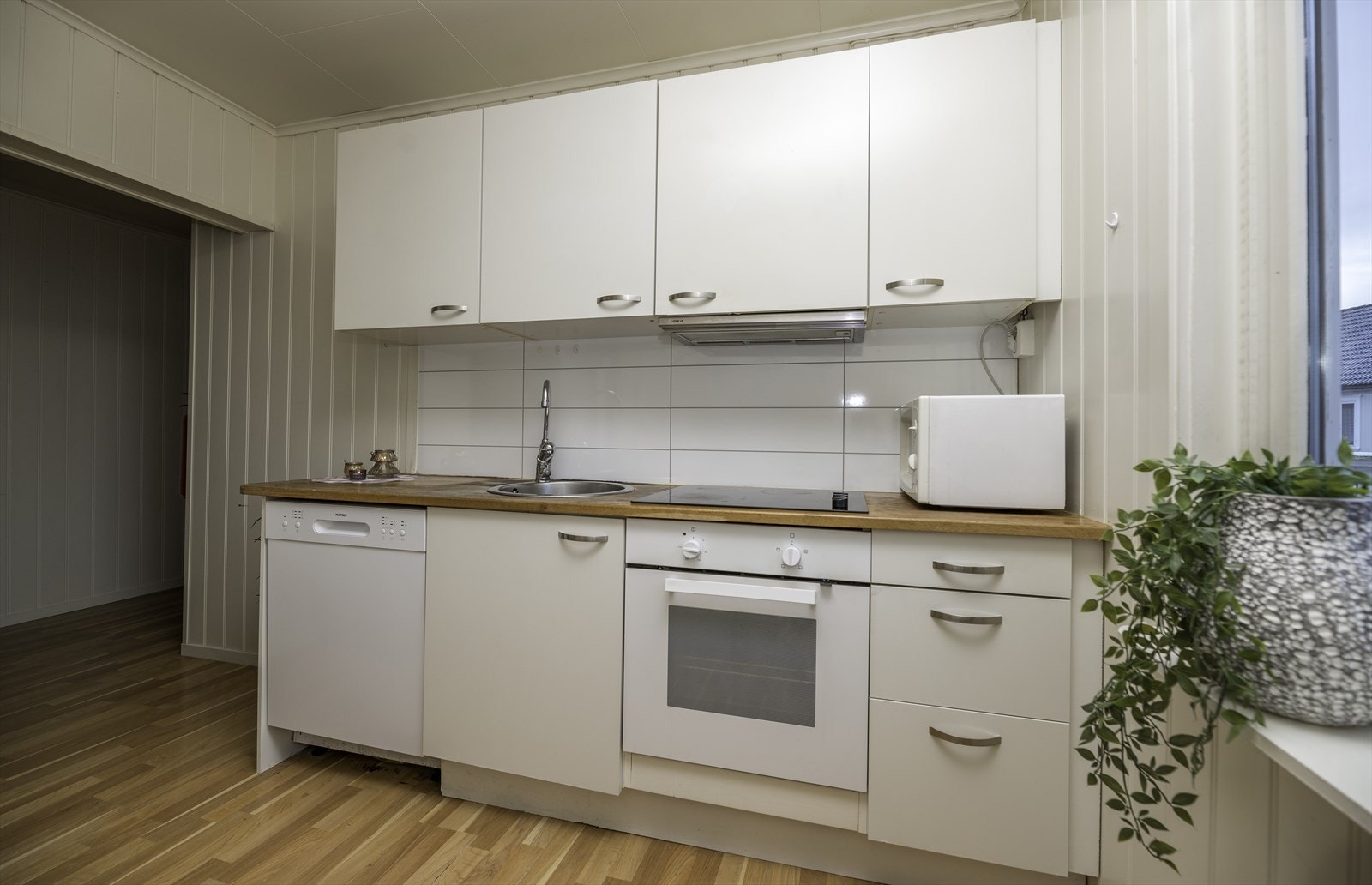 Kjøkken. Benkeplaten og skapfronter er byttet siden bildet ble tatt. Galleribilde