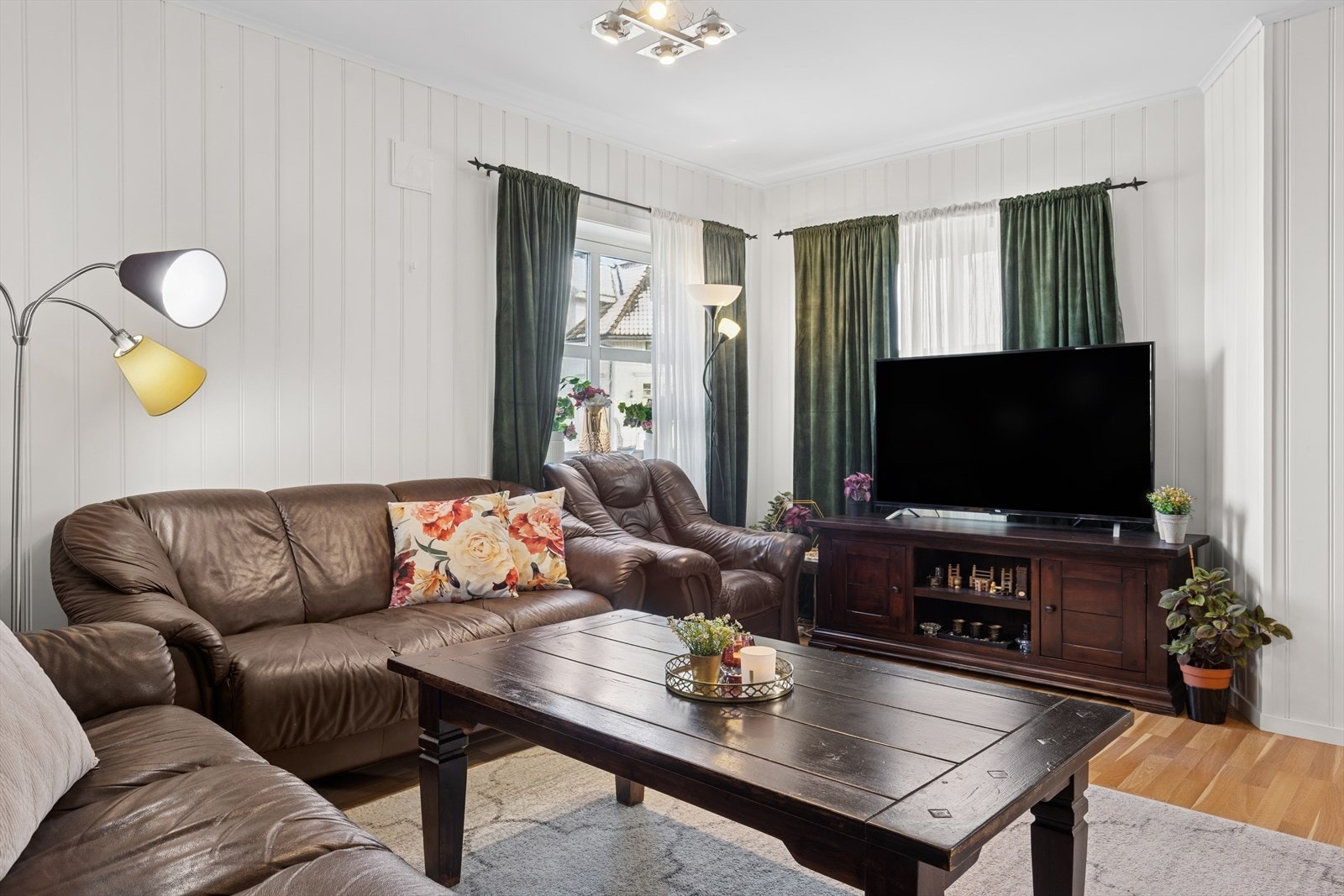 Godt med naturlig lysinnslipp gjennom vindusflater i stuen, gir en god romfølelse. Galleribilde