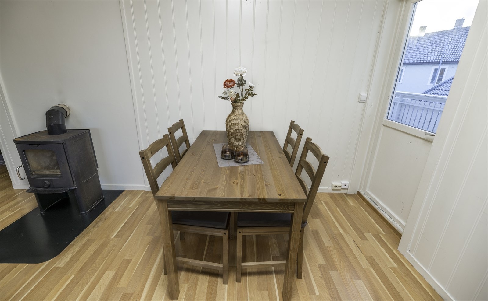 Fra stua er det utgang til vestvendt og solrik balkong. Galleribilde