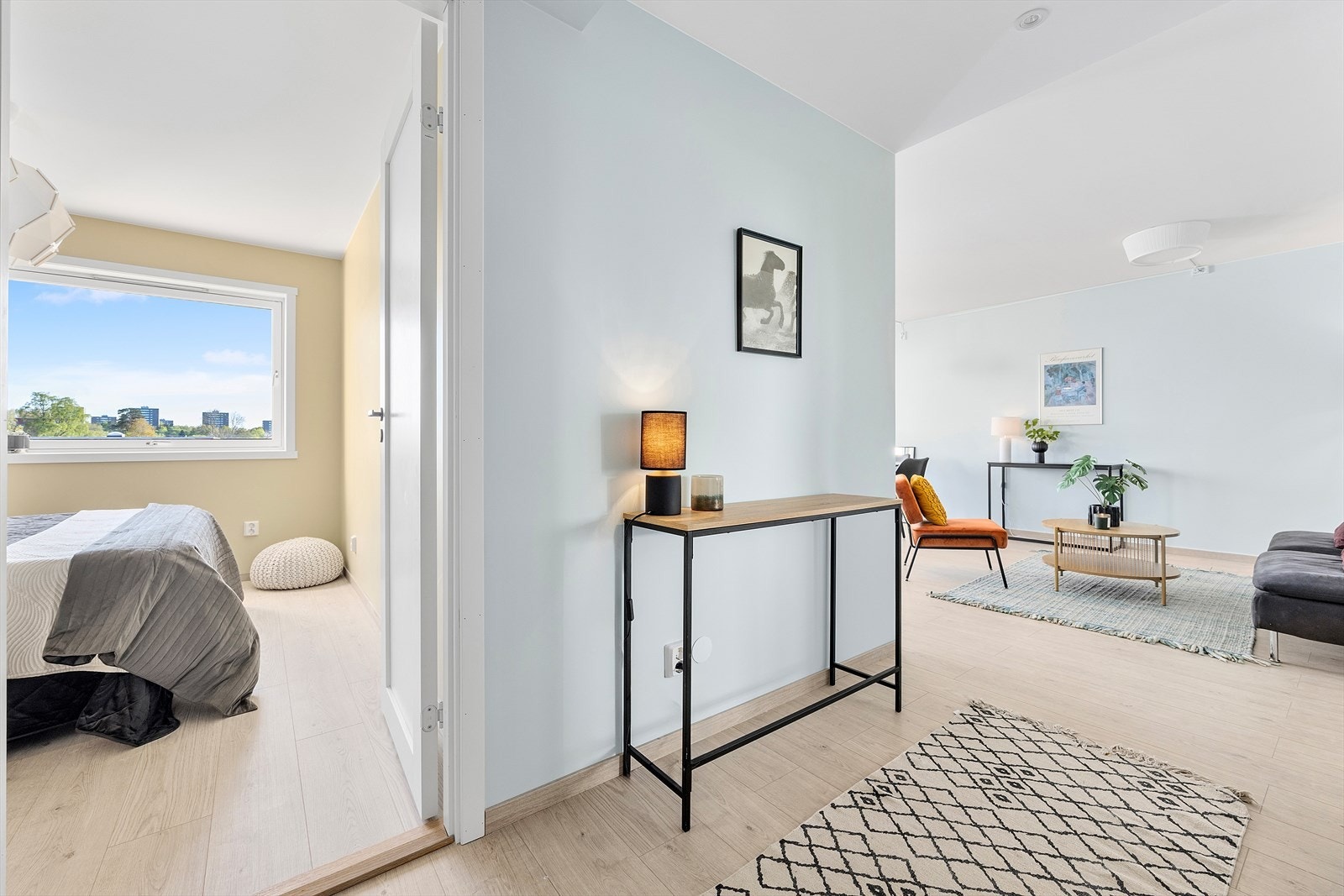 Innbydende entre med plass til å henge fra seg ytterklær og sko Galleribilde