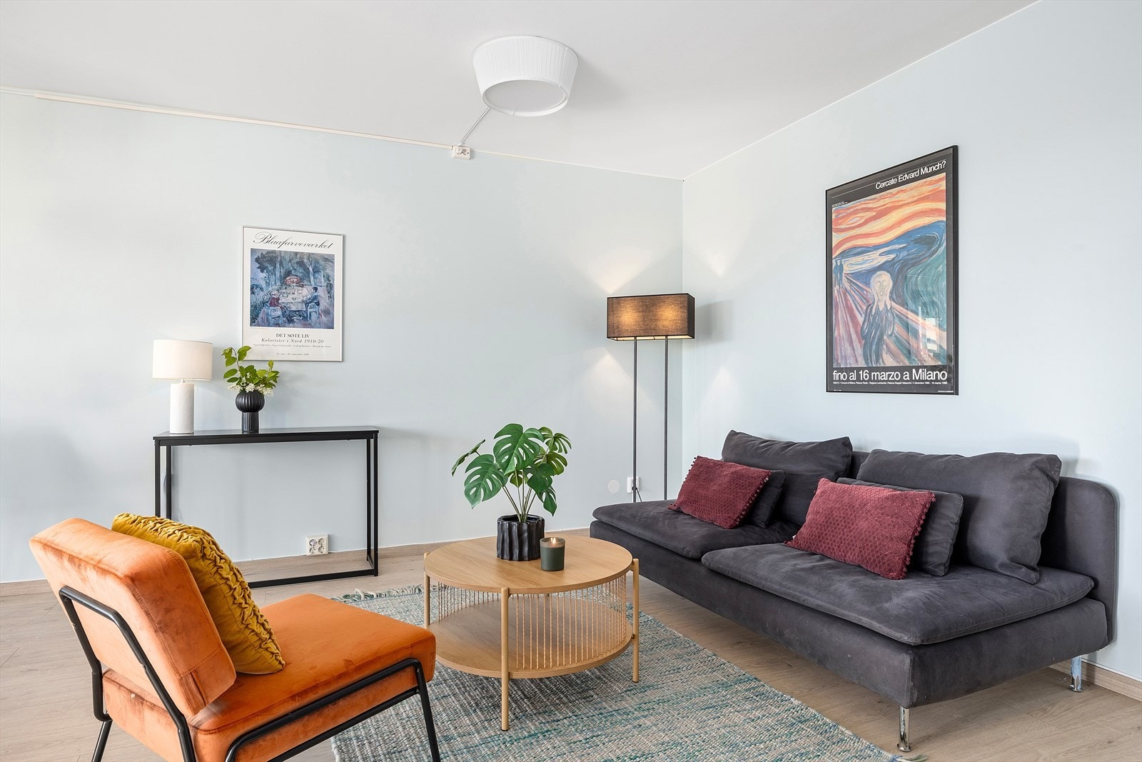 Lys og luftig stue med svært god planløsning og god plass til sofagruppe, spisebord og annet møblement Galleribilde