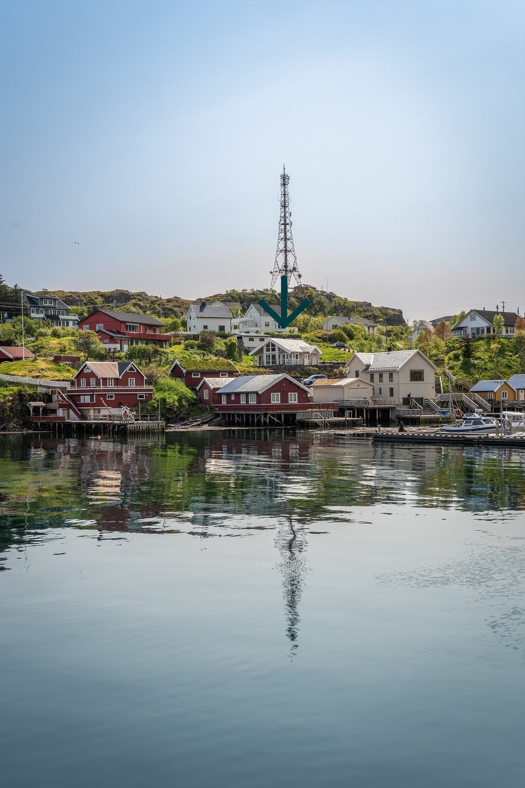 Havet ligger bare noen få trappetrinn fra hytta. Galleribilde