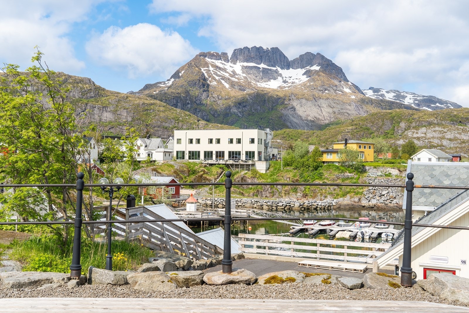 Terrassen måler ca. 105 kvm og innredes enkelt i ulike soner for hygge dagen lang. Galleribilde