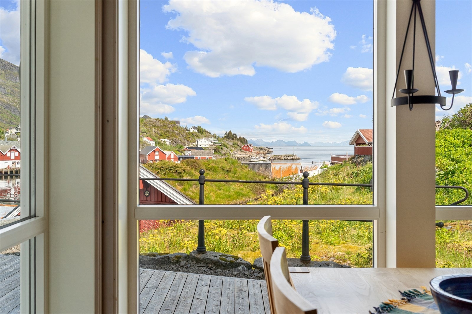 Store vinduer i tre retninger sørger for flotte lys- og utsiktsforhold i stuen. Galleribilde