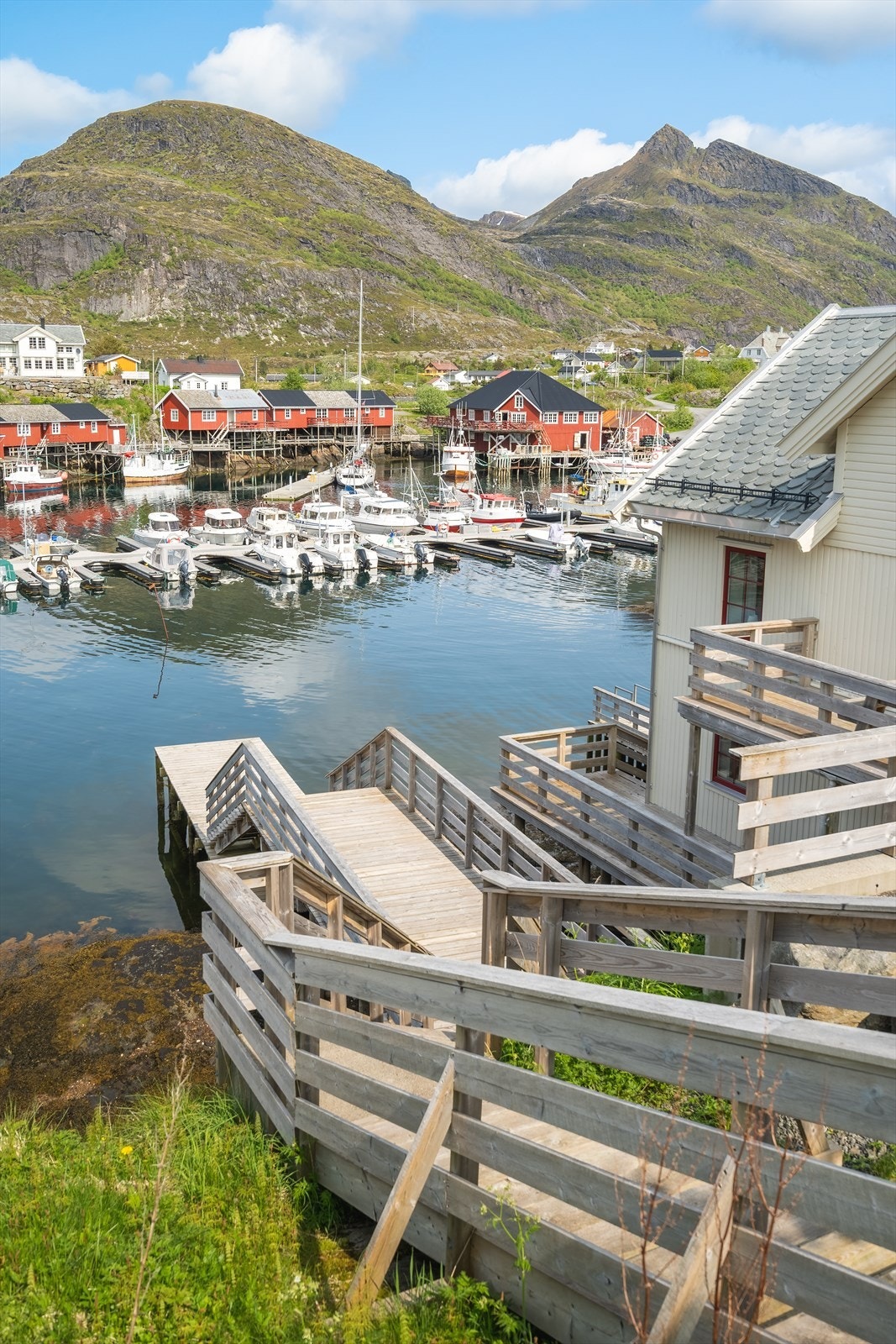 Nede ved sjøen følger det med egen brygge! Galleribilde