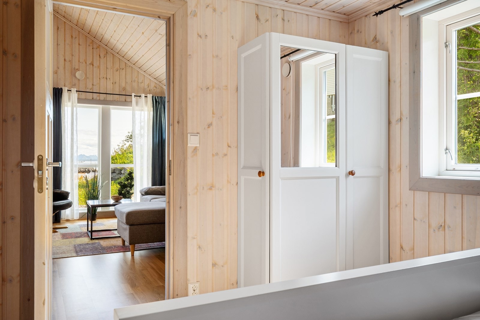 Hovedsoverommet er innredet med garderobeskap. Galleribilde