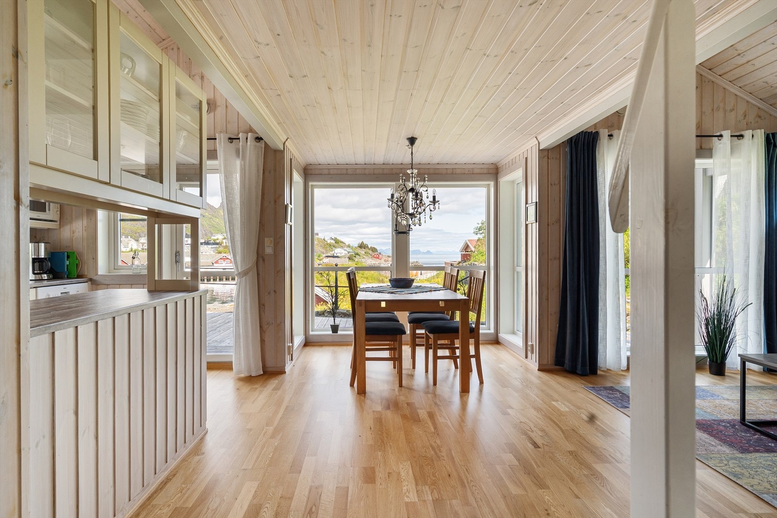 Innenfor entreen danner stuen og kjøkkenet et åpent allrom, som innbyr til hygge fra tidlig morgen til sent på kveld. Galleribilde