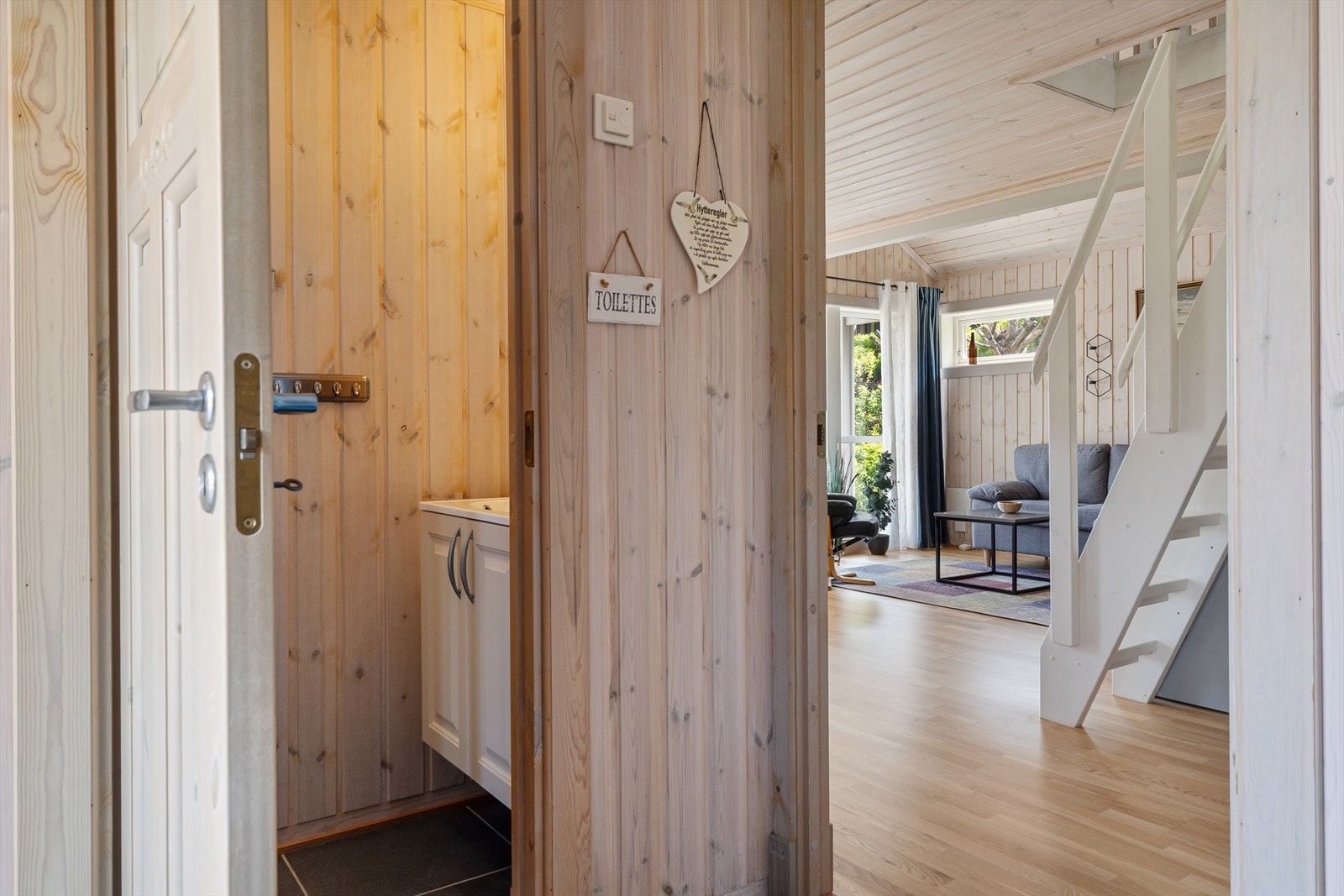 Ved entreen finner man et praktisk gjestetoalett med flislagt gulv. Galleribilde