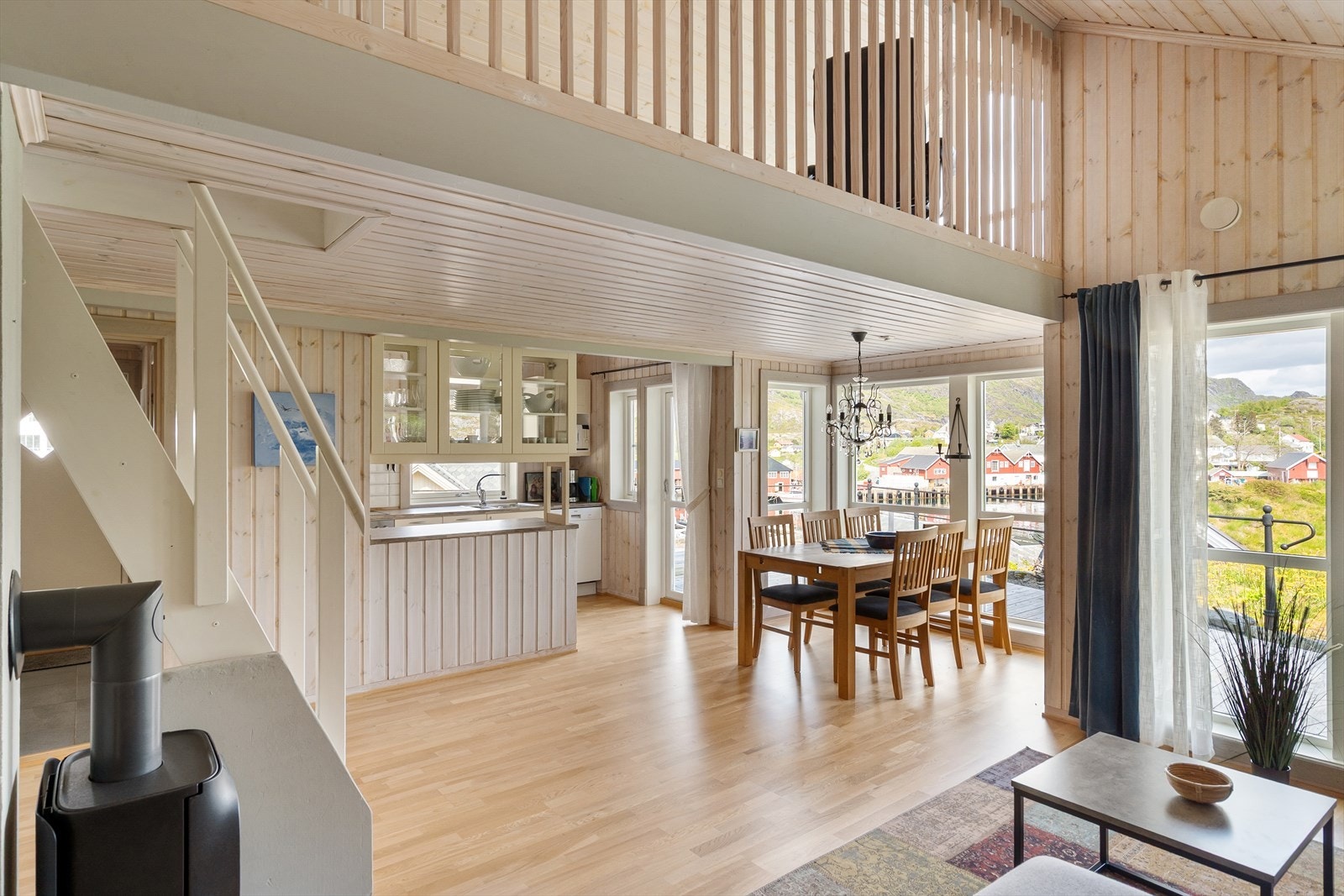 Etter en lang dag ute kan man komme inn for å finne varmen foran en peisovn i stuen. Galleribilde