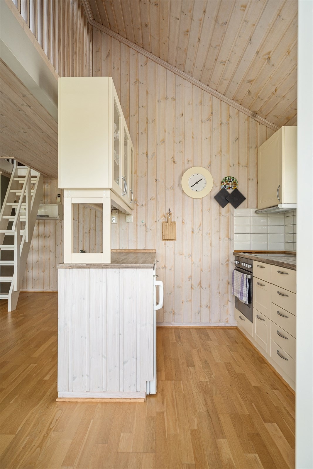 Kjøkkenet har godt med skapplass i to parallelle seksjoner - inkludert en barløsning mot stuen. Galleribilde